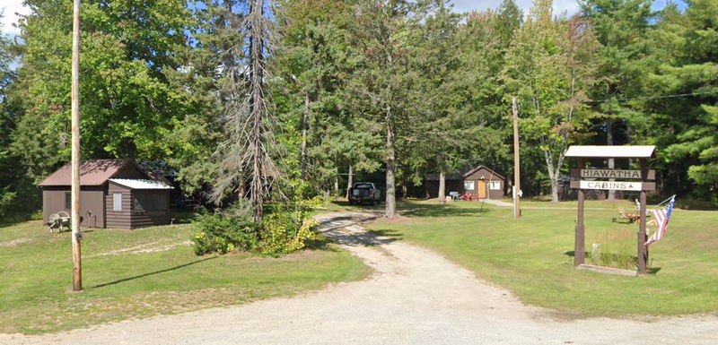 Hiawatha Cabins (Midway Cabins & Service) - Hiawatha Cabins